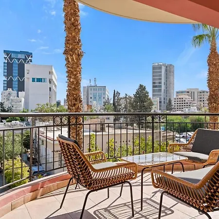 Spacious Centre Living 니코시아
